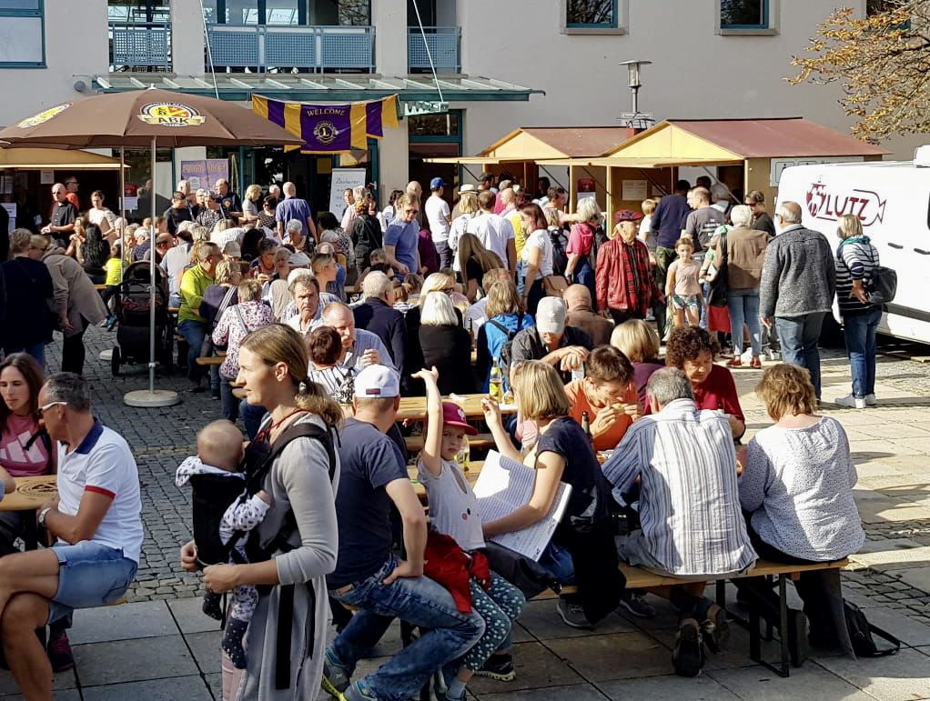 Markttreiben auf dem Rathausplatz